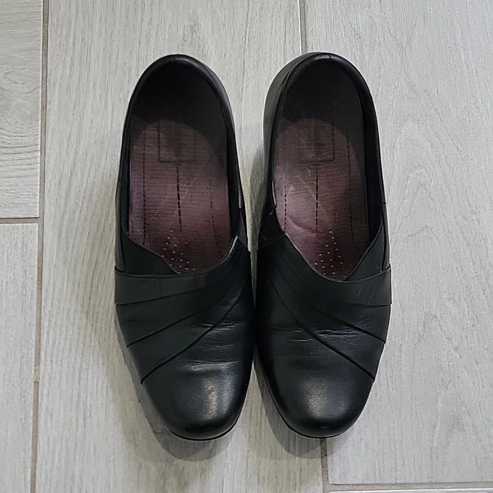 Clarks Everyday Active Air Heels, Size 8 Wide - Picture 1 of 6